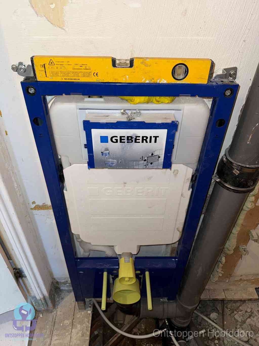 Een Geberit inbouwreservoir met frame voor een hangtoilet tegen de wand, met de afvoerbocht naar de vloer, kenmerkend voor een verstopt hangtoilet in Hoofddorp