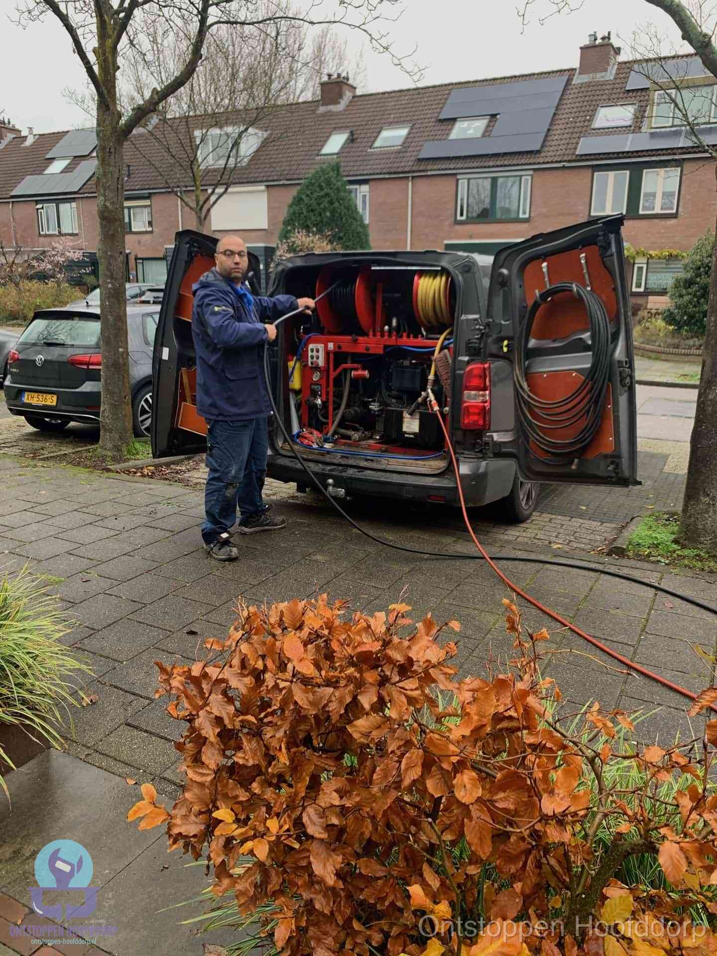 Rioolservice in de wijk in Hoofddorp
