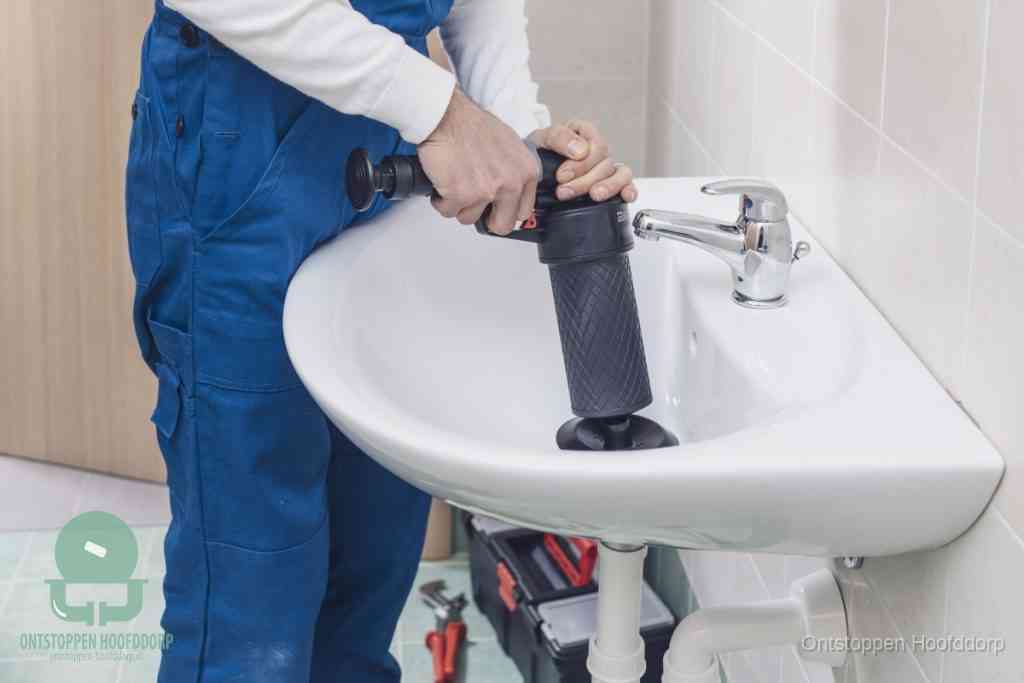 Een te ruwe doe-het-zelf poging met een hand-pomp op de afvoer van een badkamer-wastafel, een van de veelgemaakte fouten bij afvoer ontstoppen in Hoofddorp